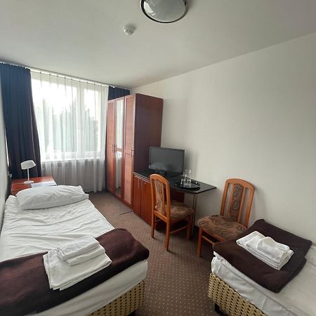 Plonia Economy Hostel Szczecin Bagian luar foto