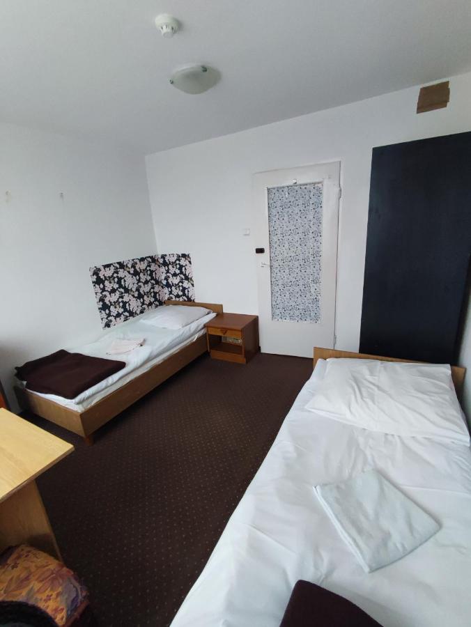 Plonia Economy Hostel Szczecin Bagian luar foto