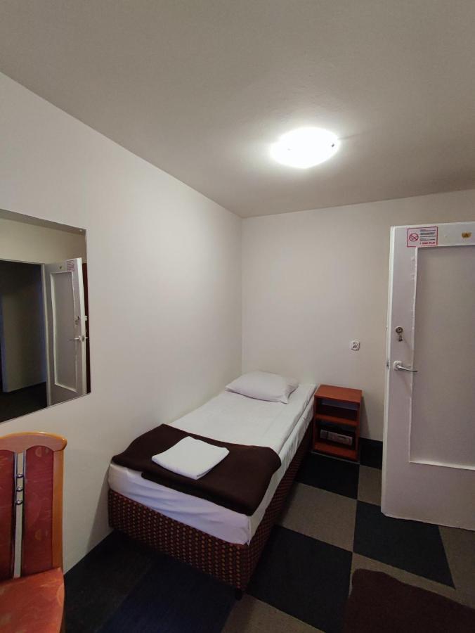 Plonia Economy Hostel Szczecin Bagian luar foto