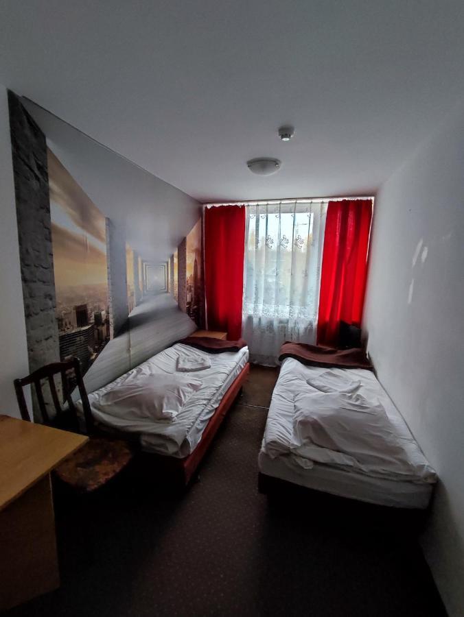 Plonia Economy Hostel Szczecin Bagian luar foto