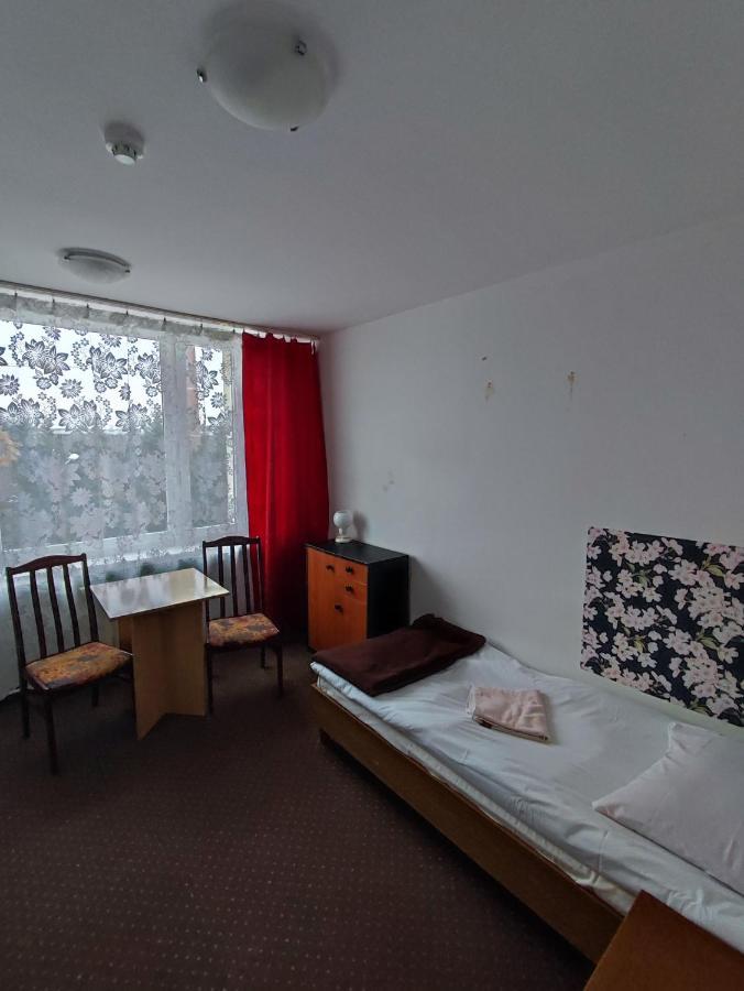 Plonia Economy Hostel Szczecin Bagian luar foto